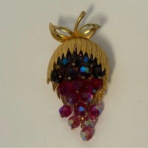 SCHRAGER BROOCH VINTAGE BUNCH OF GRAPES CASCADE AB PURPLE BLUE CRYSTALS GOLD 3D